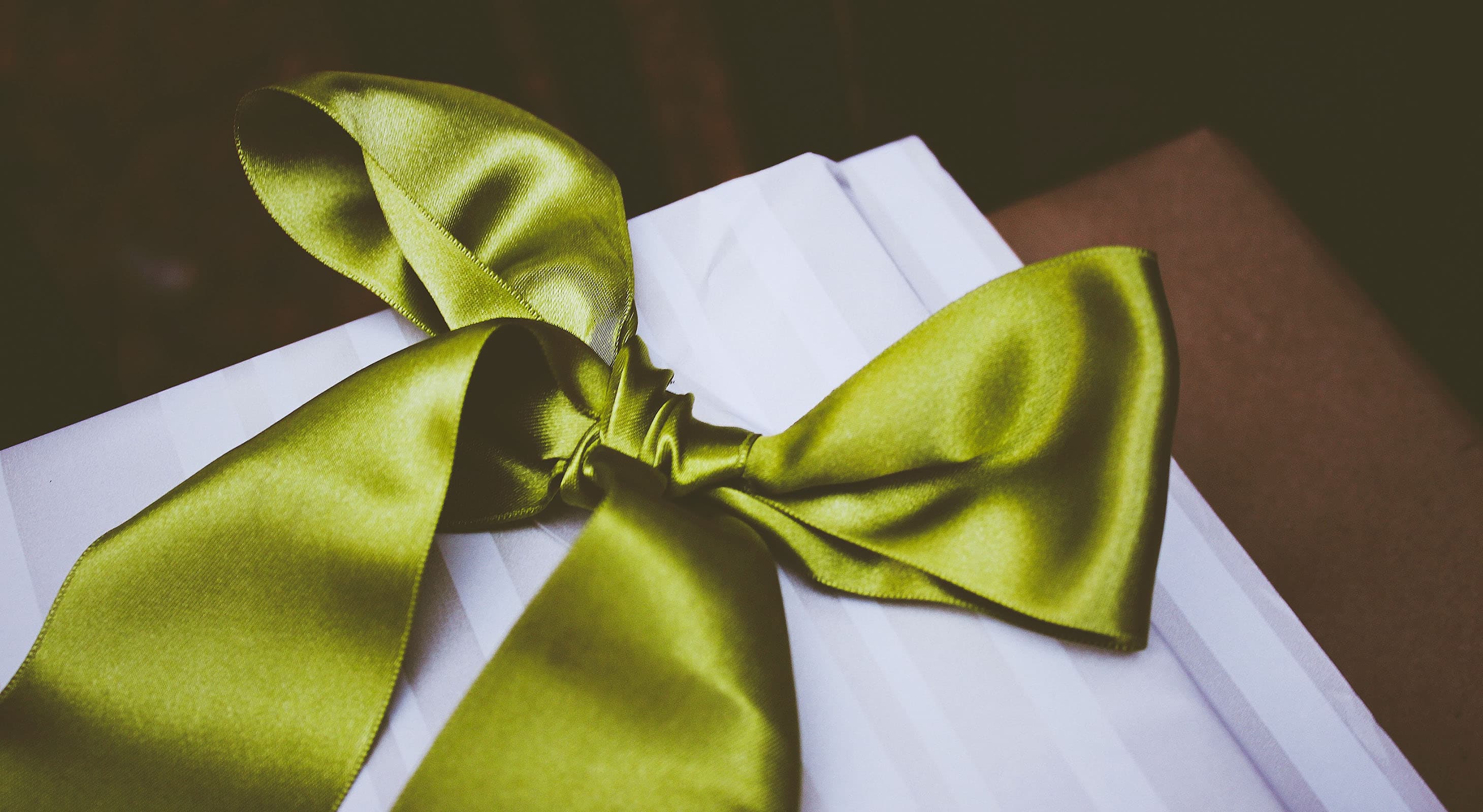Gift of a stay at Castle Hill with a green bow